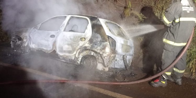 Bombeiros são acionados para combater incêndio em veículo na MG 030