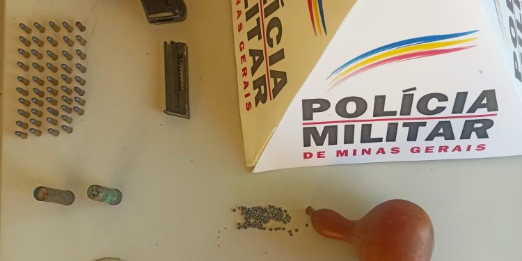 Após briga de transito senhor de 68 anos ameaça condutor com arma e foge em seguida.