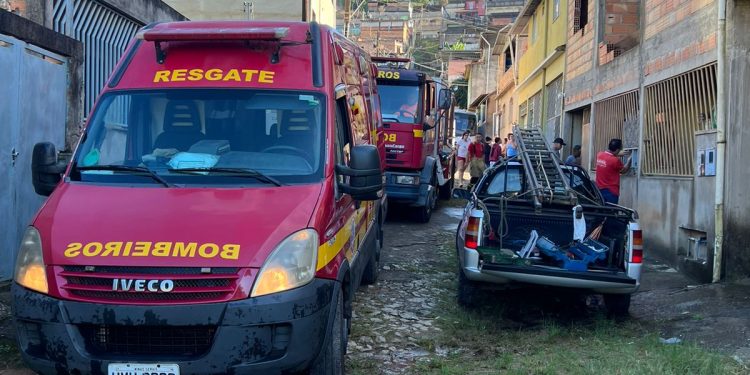 Bombeiros combatem incêndio em residência em Conselheiro Lafaiete