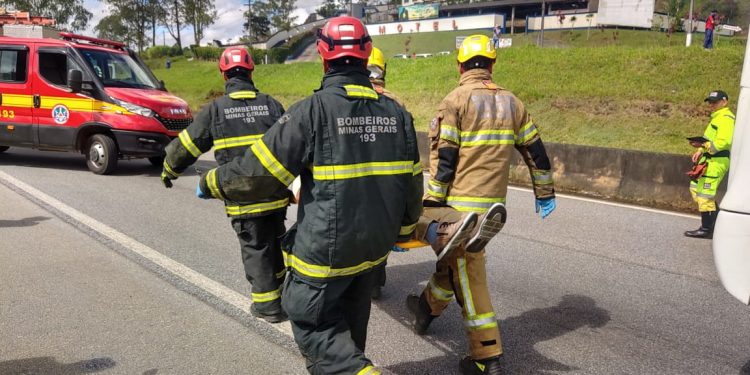 Bombeiros de Barbacena realizam simulado para testar e aprimorar a capacidade de resposta a acidentes com múltiplas vítimas.