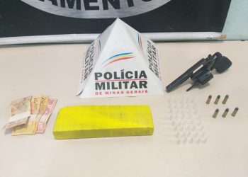 Quatro homens foram apreendidos, possivelmente antes de ataque a tráficantes rivais