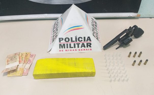 Quatro homens foram apreendidos, possivelmente antes de ataque a tráficantes rivais