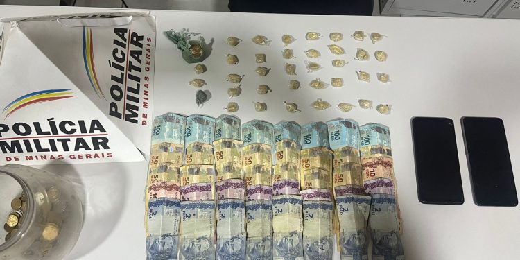 Em Nazareno, casal é preso por tráfico de drogas.