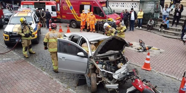Maio Amarelo: Bombeiros de Barbacena realizam simulado de atendimento a ocorrência de acidente automobilístico