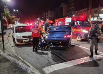 Bombeiros militares atendem vítima de capotamento de automóvel em Conselheiro Lafaiete