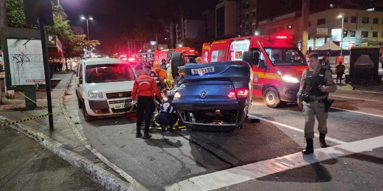 Bombeiros militares atendem vítima de capotamento de automóvel em Conselheiro Lafaiete