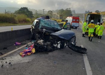 Bombeiros atendem acidente automobilístico na BR 040