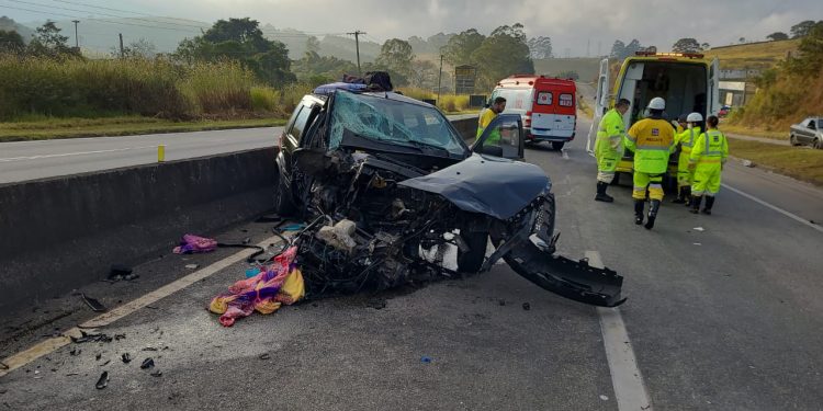 Bombeiros atendem acidente automobilístico na BR 040