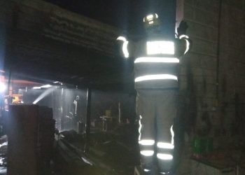 Bombeiros de São João del Rei atendem ocorrência de incêndio em marcenaria em Santa Cruz de Minas.