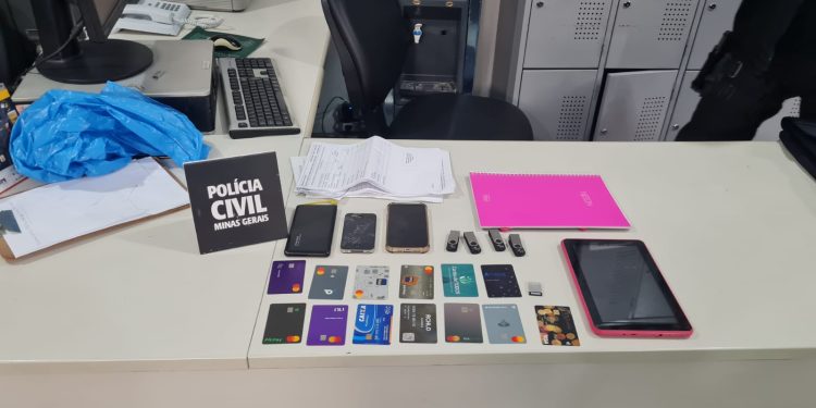 A Polícia Civil de Minas Gerais (PCMG) deflagrou, na manhã desta terça-feira (20/6), a operação “Midas”, que cumpriu três mandados de prisão e quatro mandados de busca e apreensão no distrito de Correa de Almeida, em Barbacena.