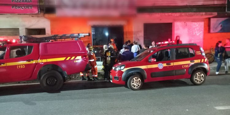Bombeiros combatem incêndio em loja de roupas na Avenida Leite de Castro