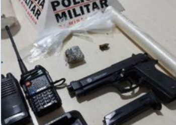 PM apreende réplica de arma, rádios comunicadores e drogas em São João del Rei