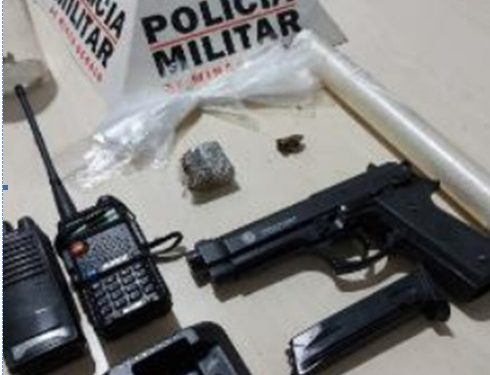 PM apreende réplica de arma, rádios comunicadores e drogas em São João del Rei