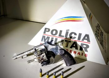 Após denuncia jovem é preso com arma de fogo