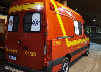 Bombeiros atendem vítima de colisão envolvendo carro e motocicleta