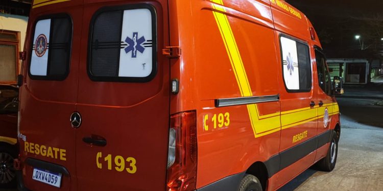 Bombeiros atendem vítima de colisão envolvendo carro e motocicleta