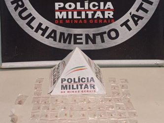 Homem é preso com 53 pedras de crack no Bairro Rochedo