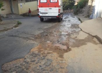 Moradores da Rua João Magalhães reclamam de vazamento de agua há dois meses.