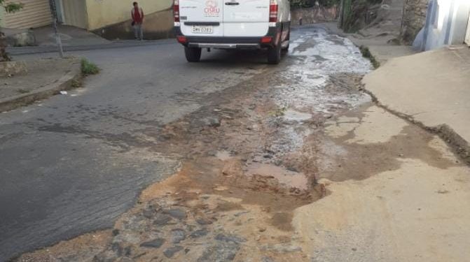 Moradores da Rua João Magalhães reclamam de vazamento de agua há dois meses.