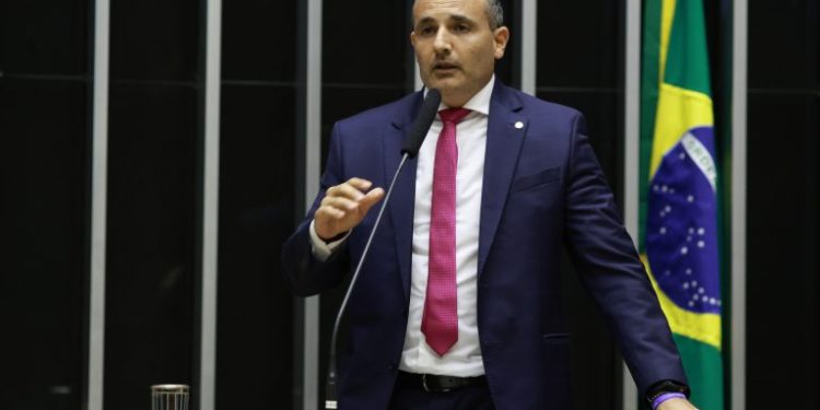 Comissão aprova obrigação de escolas mudarem sinais sonoros para evitar incômodos a alunos autista