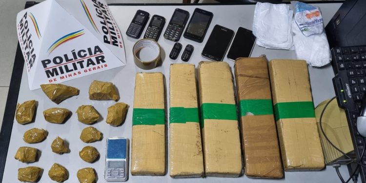 Após denúncia de tráfico de drogas, policiais militares encontram drogas em apartamento. Autor ainda não foi encontrado