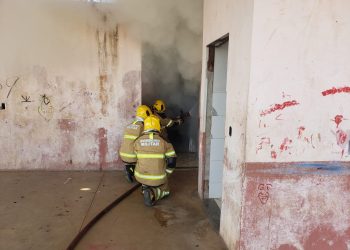 Bombeiros combatem incêndio em edificação no bairro São Jorge, em Lafaiete