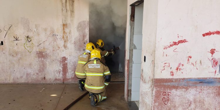 Bombeiros combatem incêndio em edificação no bairro São Jorge, em Lafaiete
