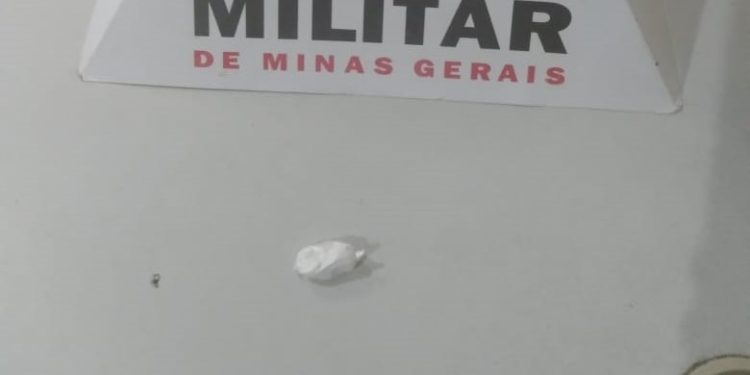 Mulher é presa por tráfico de drogas.