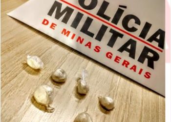 Policiais militares encontram drogas onde minutos antes visualizaram um menor pegando algum objeto.