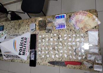 Um homem de 28 anos é preso e uma menor de 17 anos é apreendida por tráfico de drogas em Barbacena