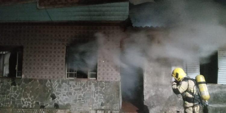 Incêndio em residência no bairro São Geraldo, na rua Urbano Ribeiro de Carvalho.
