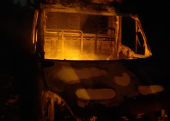 Bombeiros atendem ocorrência de incêndio em caminhão na BR 494
