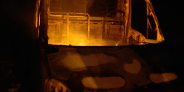 Bombeiros atendem ocorrência de incêndio em caminhão na BR 494