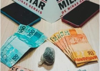 Casal tenta descartar drogas pela descarga, mais pm deslocou imediatamente até uma garagem, onde interrompeu o fluxo de um cano de esgoto, e conseguiu recuperar 01 tablete de maconha.