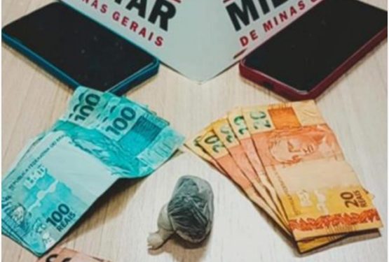 Casal tenta descartar drogas pela descarga, mais pm deslocou imediatamente até uma garagem, onde interrompeu o fluxo de um cano de esgoto, e conseguiu recuperar 01 tablete de maconha.