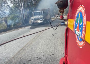 Bombeiros são acionados para combater incêndio em caminhão de transporte de carga em Capela Nova