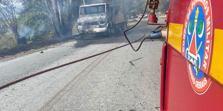 Bombeiros são acionados para combater incêndio em caminhão de transporte de carga em Capela Nova