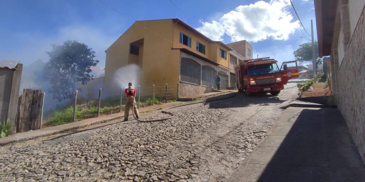 Bombeiros Militares combatem diversos incêndios em lotes vagos em Lafaiete