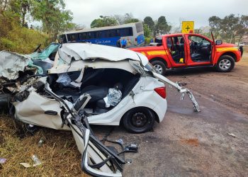 Bombeiros militares realizam atendimento de vítima de colisão entre carro e ônibus em Conselheiro Lafaiete