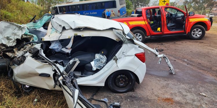 Bombeiros militares realizam atendimento de vítima de colisão entre carro e ônibus em Conselheiro Lafaiete