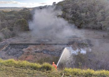 Bombeiros de Conselheiro Lafaiete combatem incêndio em vegetação próximo a área de preservação ambiental