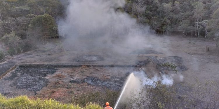 Bombeiros de Conselheiro Lafaiete combatem incêndio em vegetação próximo a área de preservação ambiental