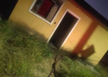 Bombeiros combatem incêndio em residência no Tejuco