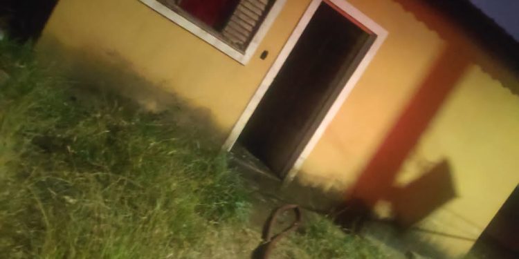 Bombeiros combatem incêndio em residência no Tejuco