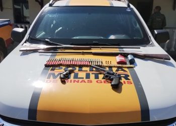 Homem é preso na BR-265 em Barbacena por porte ilegal de arma de fogo e transporte em cativeiro de pássaro da fauna silvestre