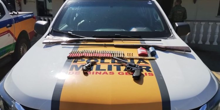 Homem é preso na BR-265 em Barbacena por porte ilegal de arma de fogo e transporte em cativeiro de pássaro da fauna silvestre