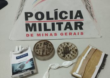Ao notarem a presença de policiais, três homens fogem e deixam drogas no local.