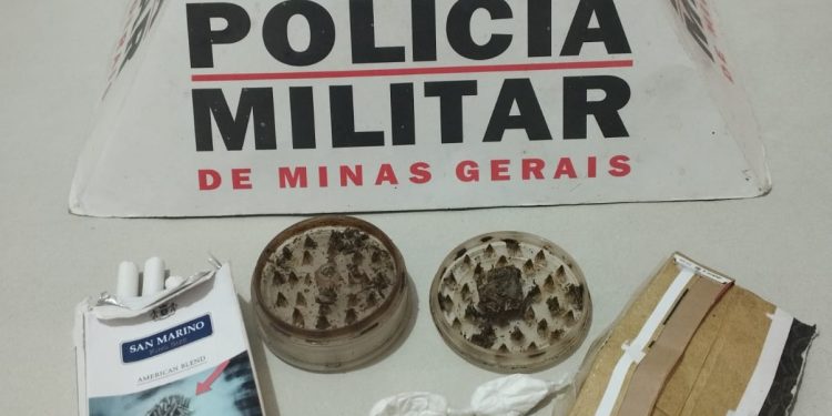 Ao notarem a presença de policiais, três homens fogem e deixam drogas no local.