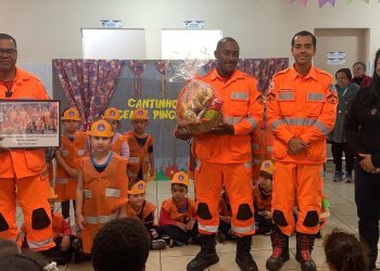 Bombeiros recebem homenagem de crianças