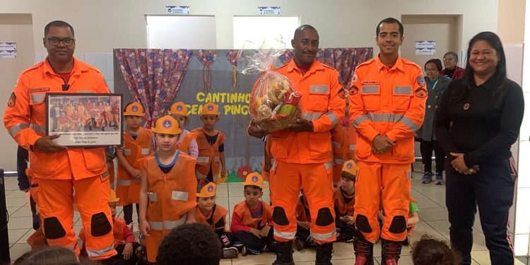 Bombeiros recebem homenagem de crianças